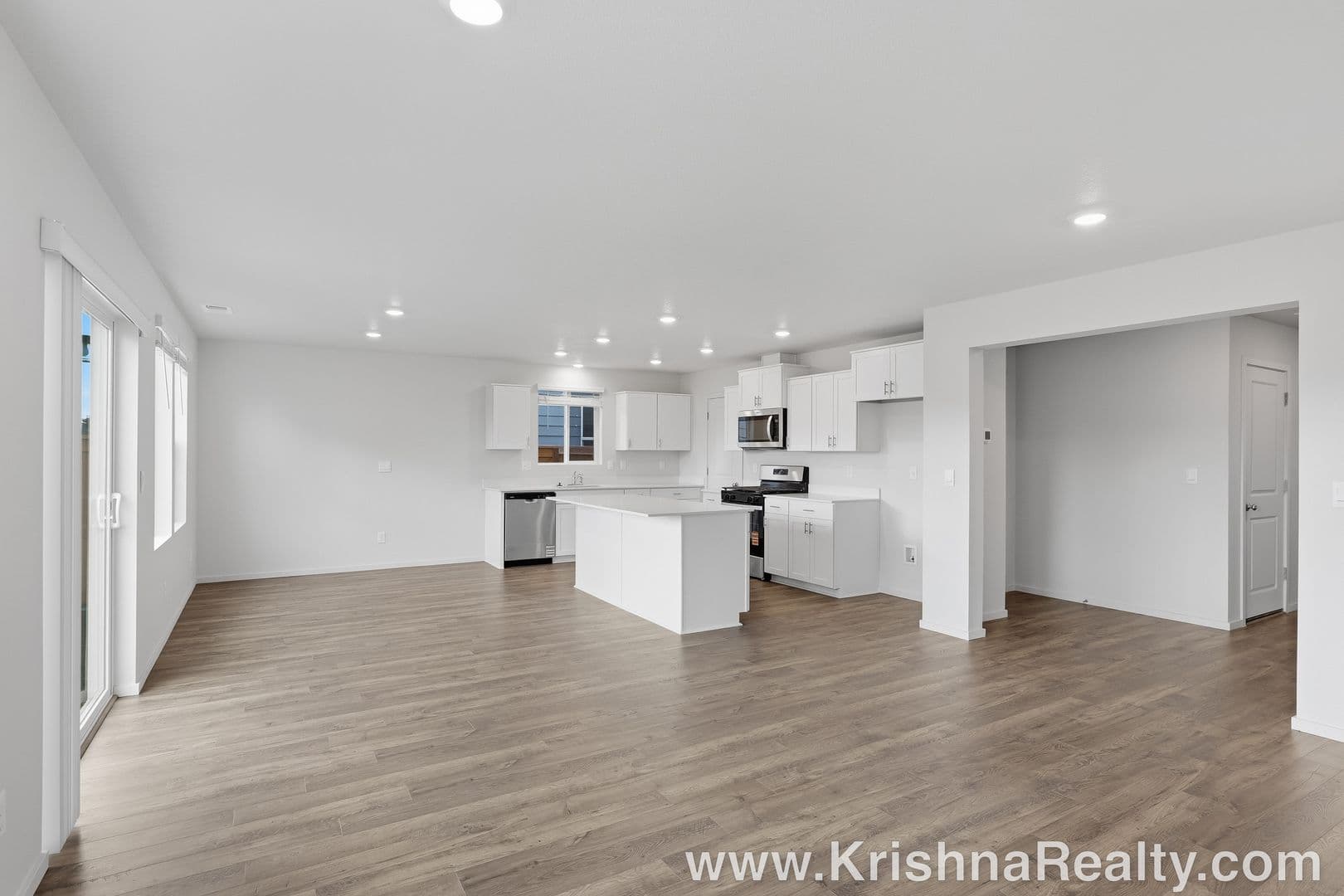 Salem House: 4984 Columbus Ave NE