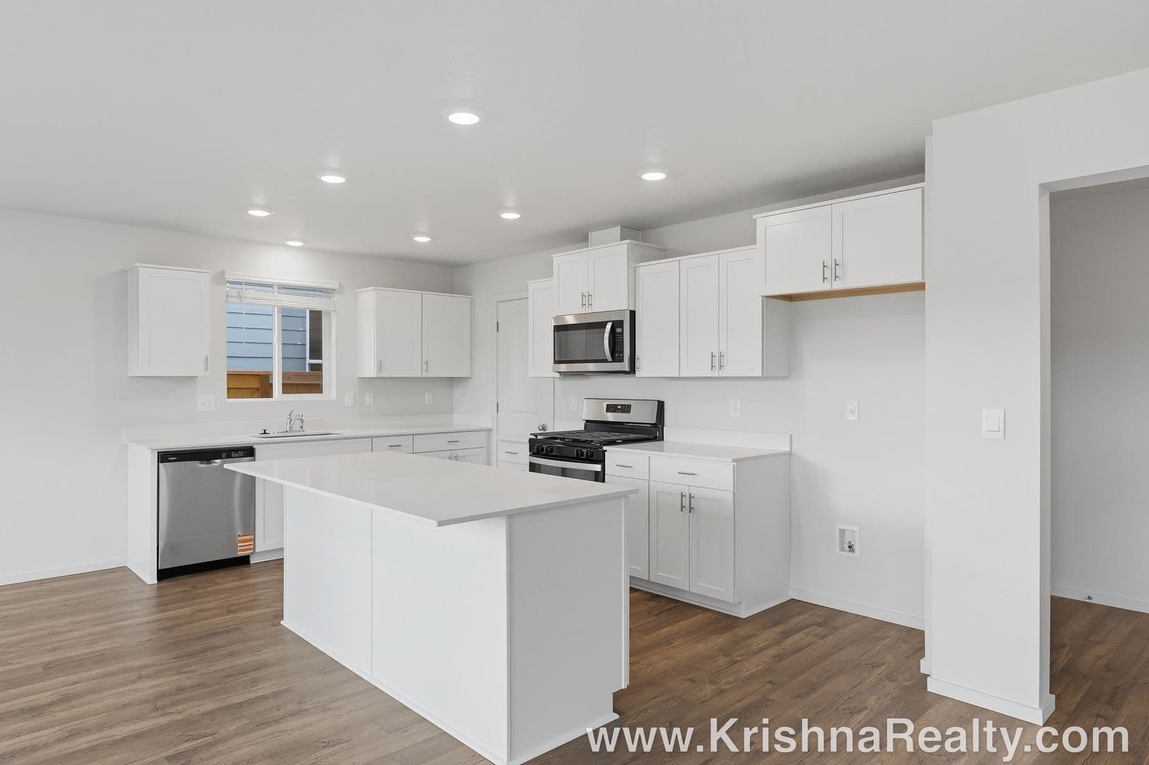 Salem House: 4984 Columbus Ave NE
