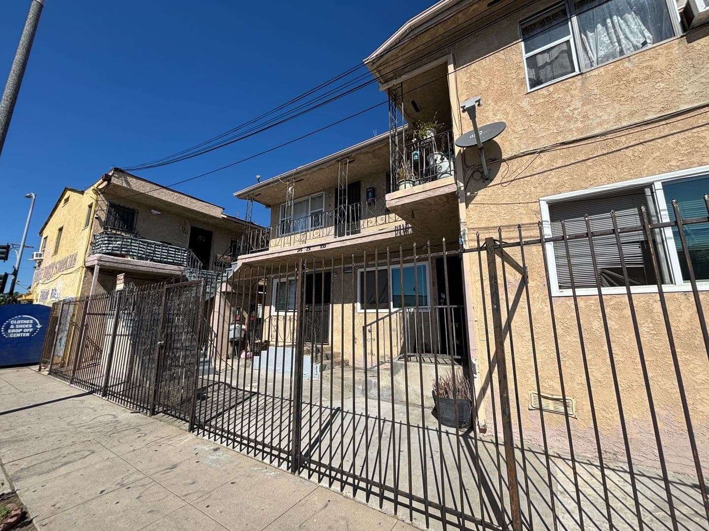 Los Angeles House: 251 W. 65th St
