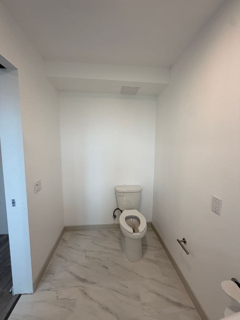 Los Angeles Apartment: 2403 Clyde Ave