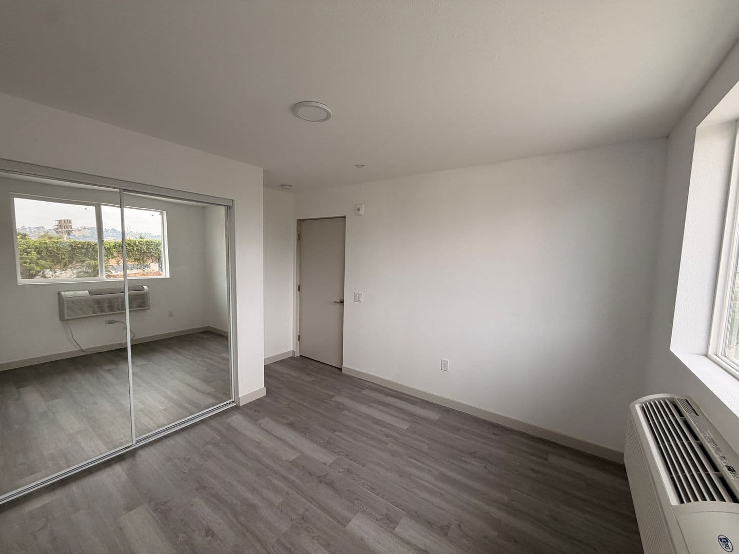 Los Angeles Apartment: 2403 Clyde Ave