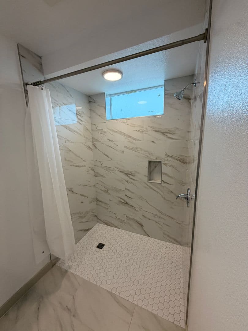 Los Angeles Apartment: 2403 Clyde Ave