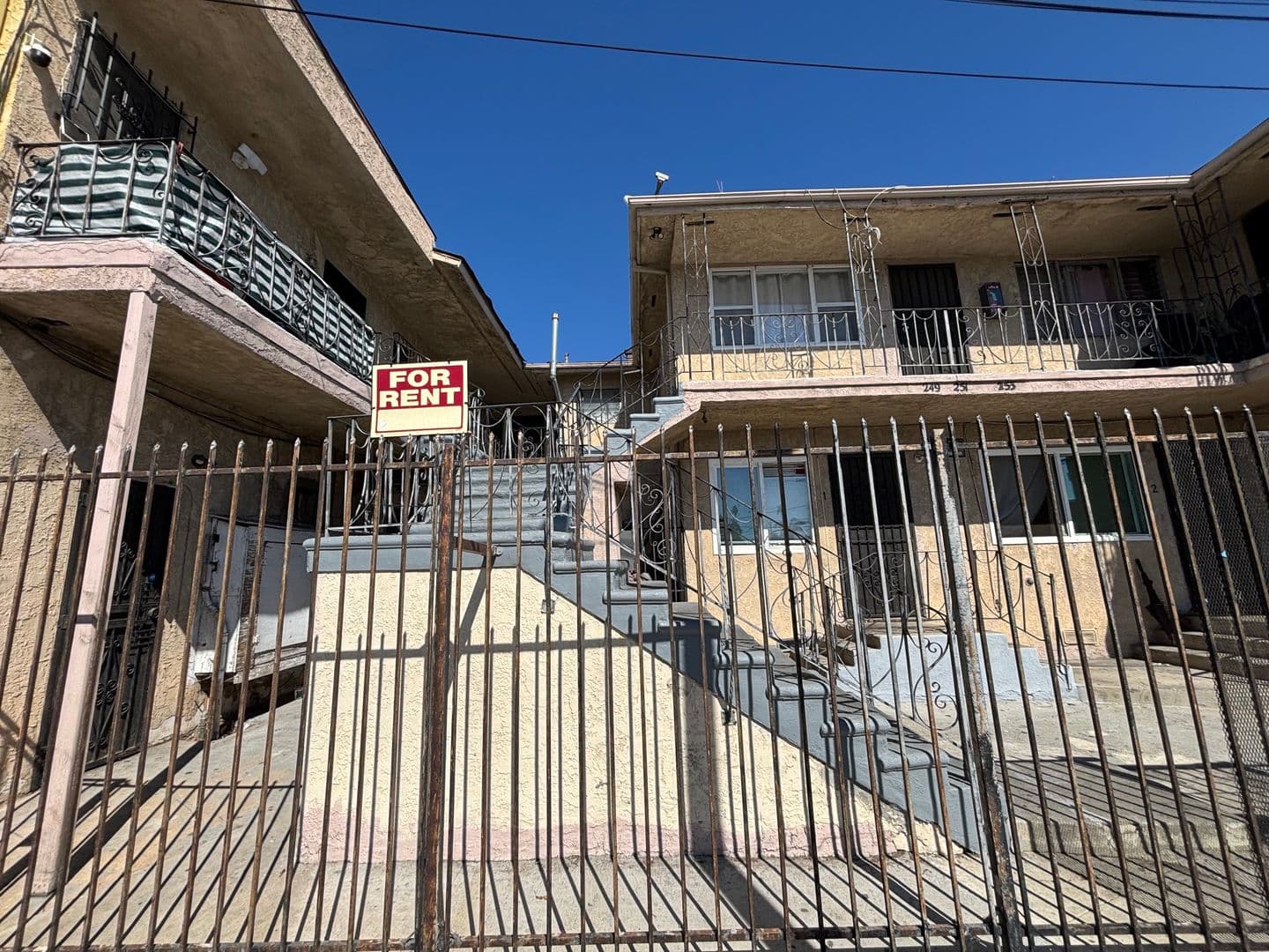 Los Angeles House: 251 W. 65th St