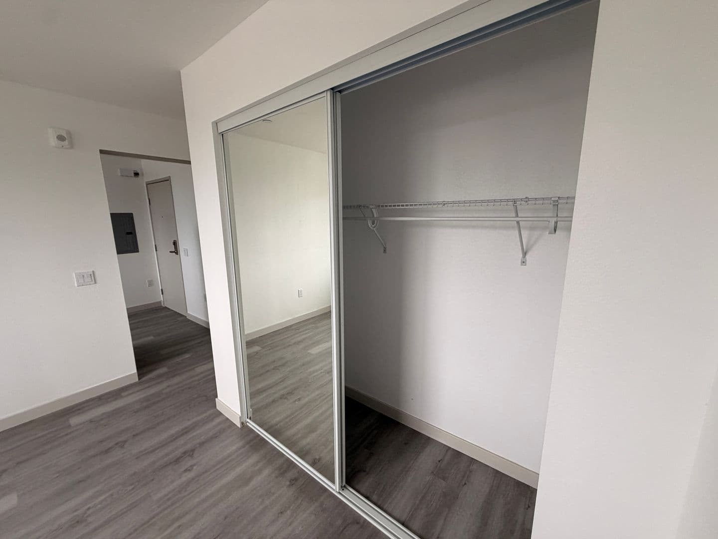 Los Angeles Apartment: 2403 Clyde Ave