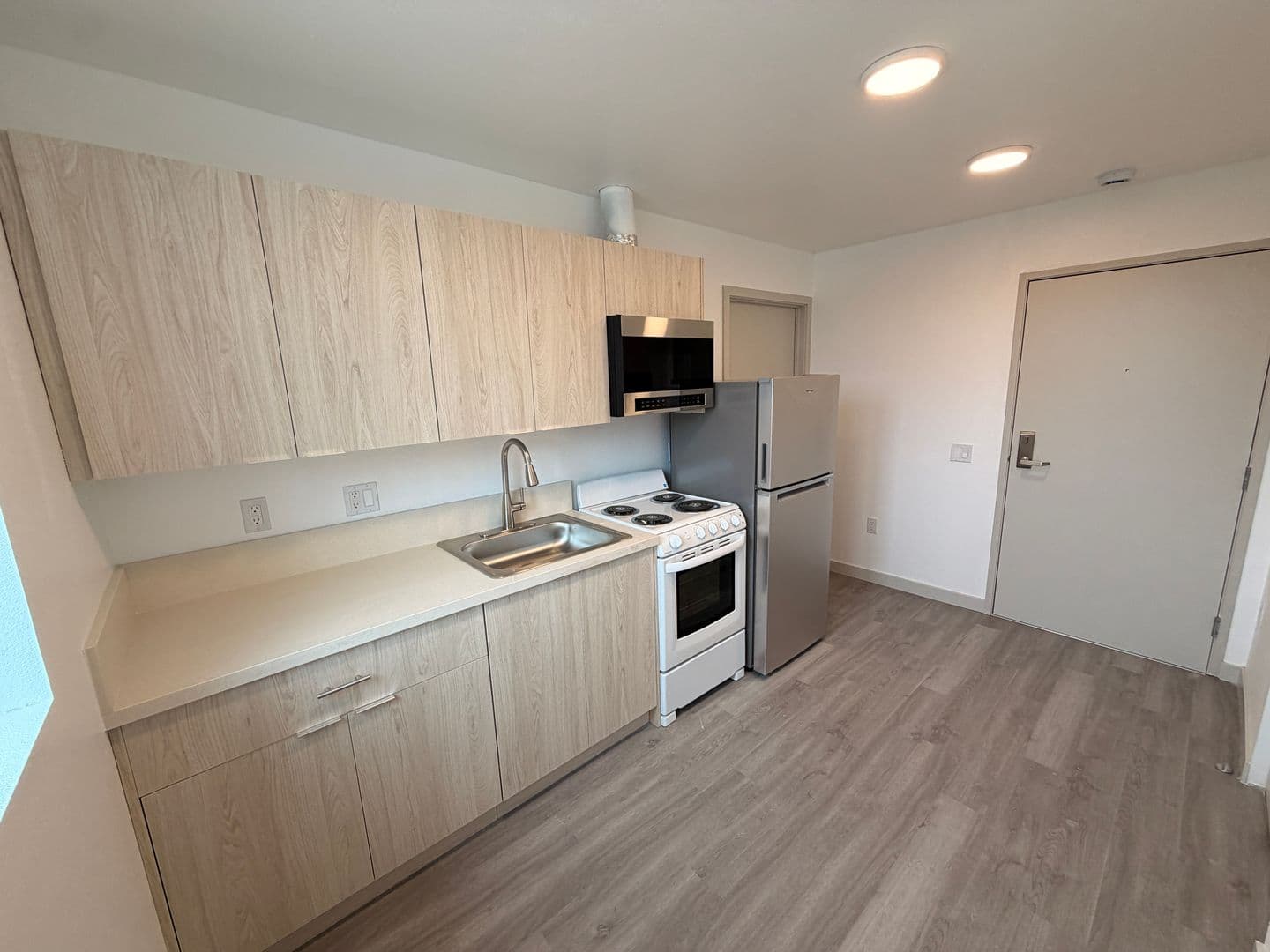 Los Angeles Apartment: 2403 Clyde Ave