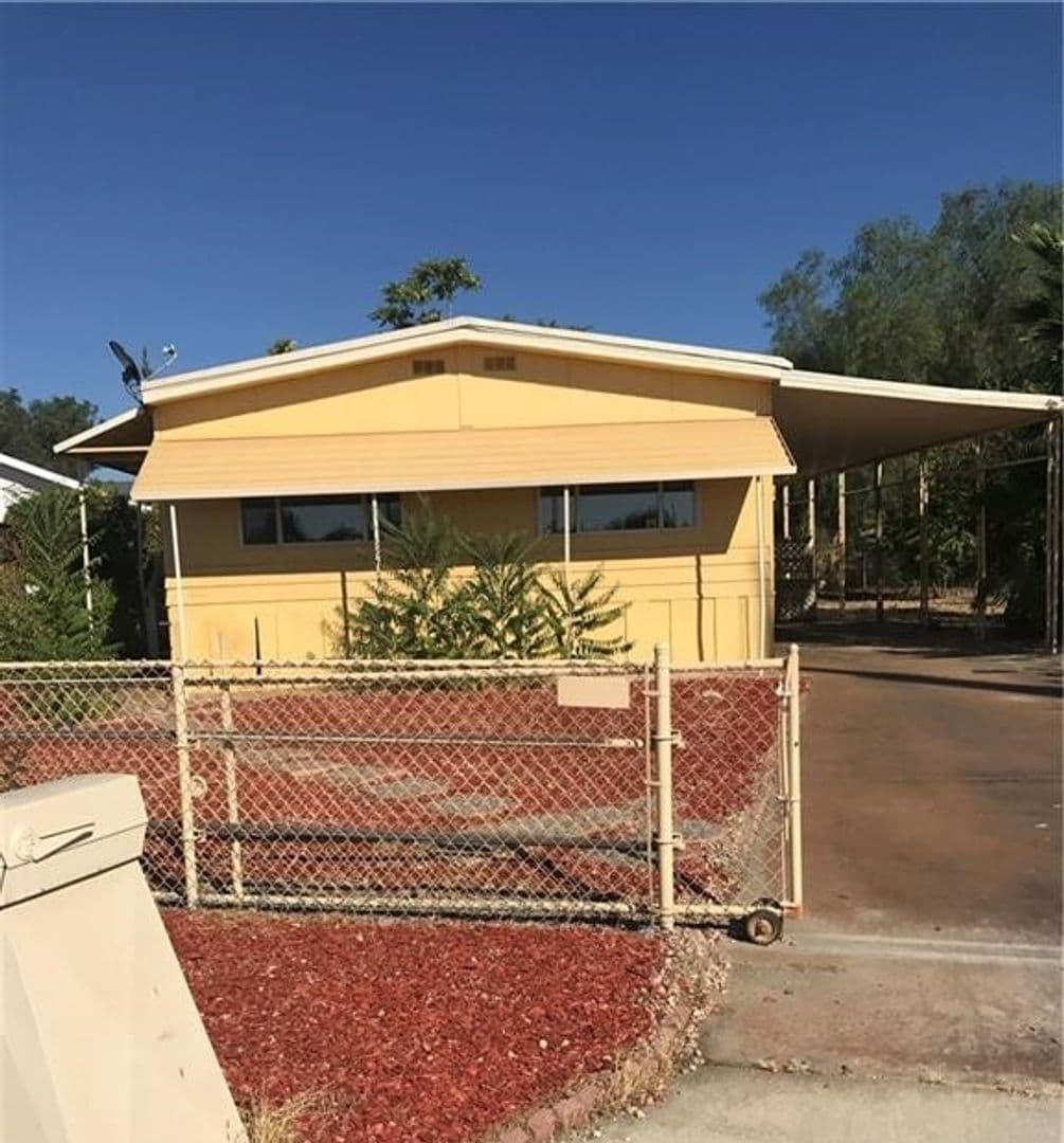 Hemet House: 25670 Minorca St
