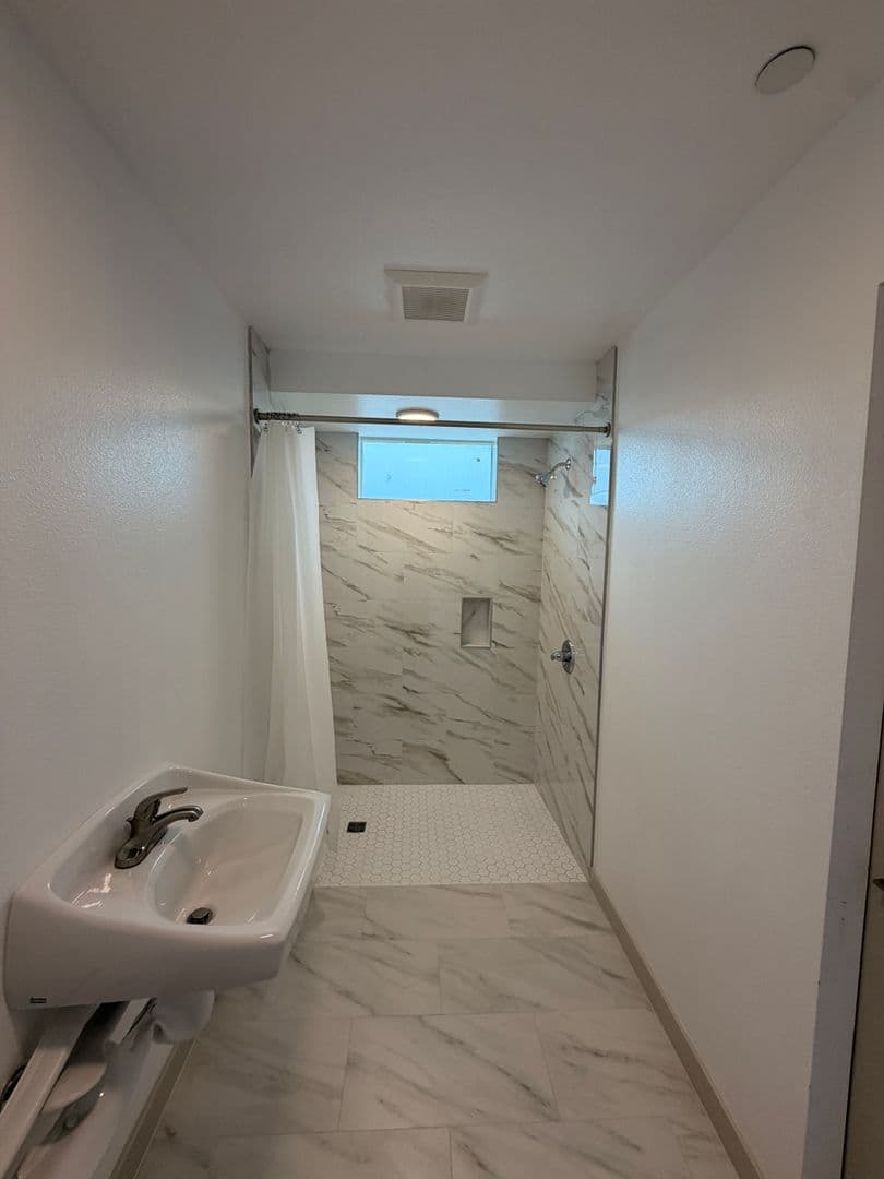 Los Angeles Apartment: 2403 Clyde Ave