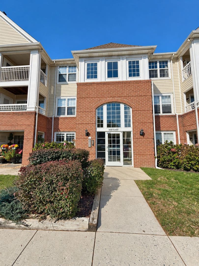 Bel Air Condo: 1310 Sheridan Place