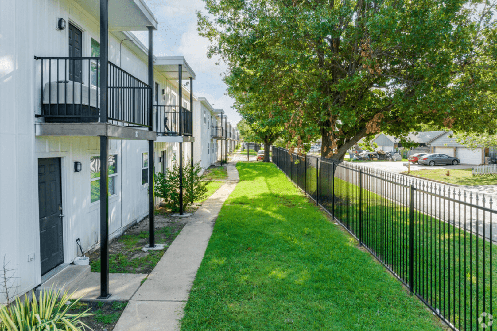 Tulsa Apartment: 10951 E 23rd St