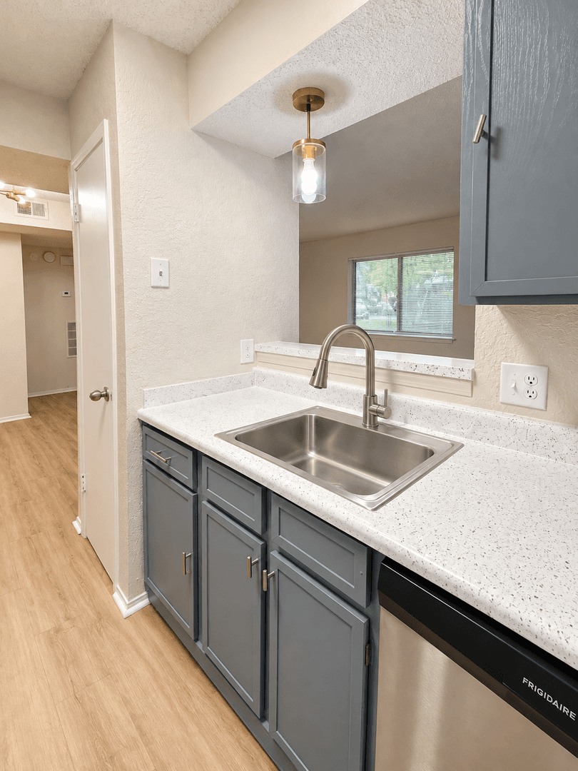 Tulsa Apartment: 6602 S Zunis Ave