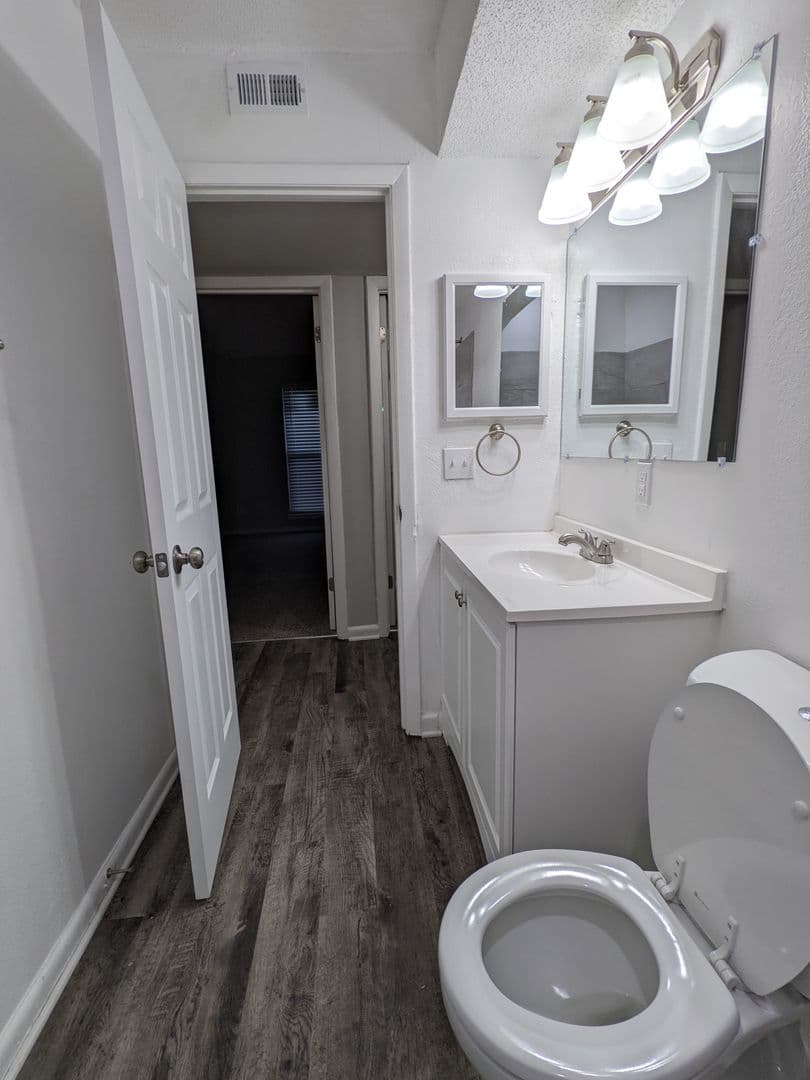 Columbia Apartment: 504 S Beltline Blvd.