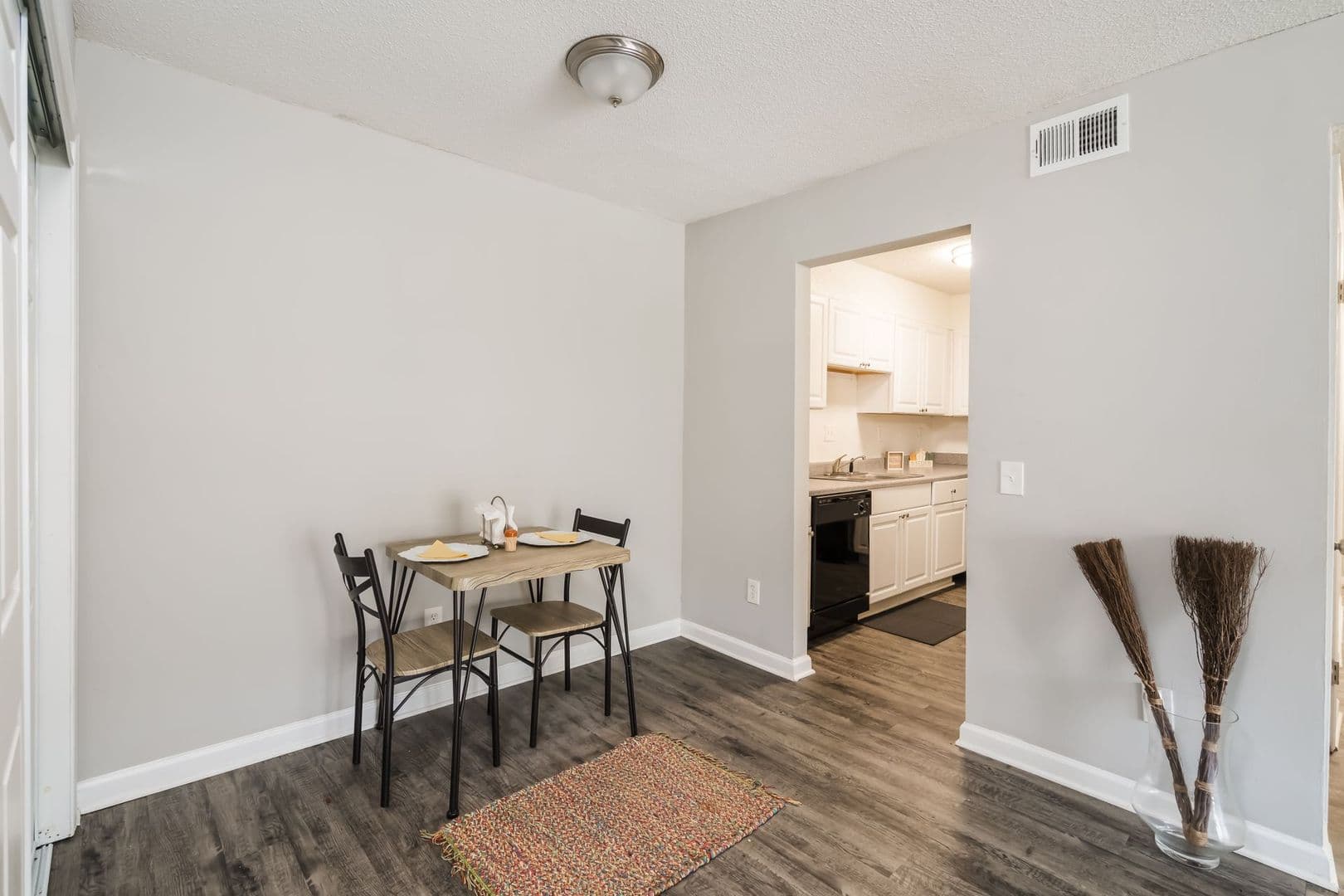 Columbia Apartment: 504 S Beltline Blvd.