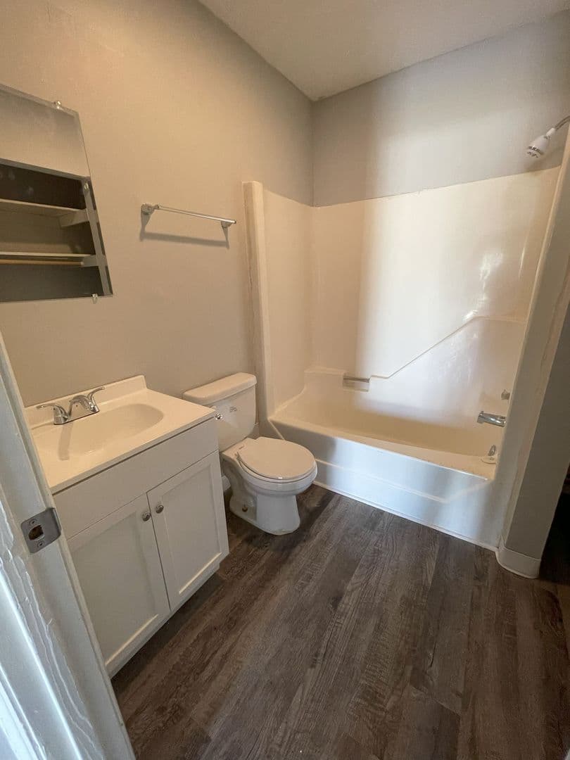 Forest City Apartment: 951 Oakland Road