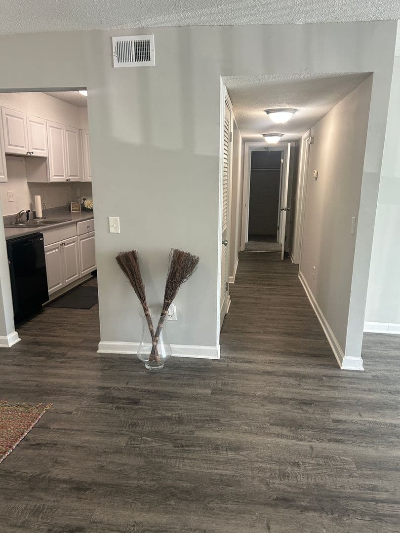 Columbia Apartment: 504 S Beltline Blvd.