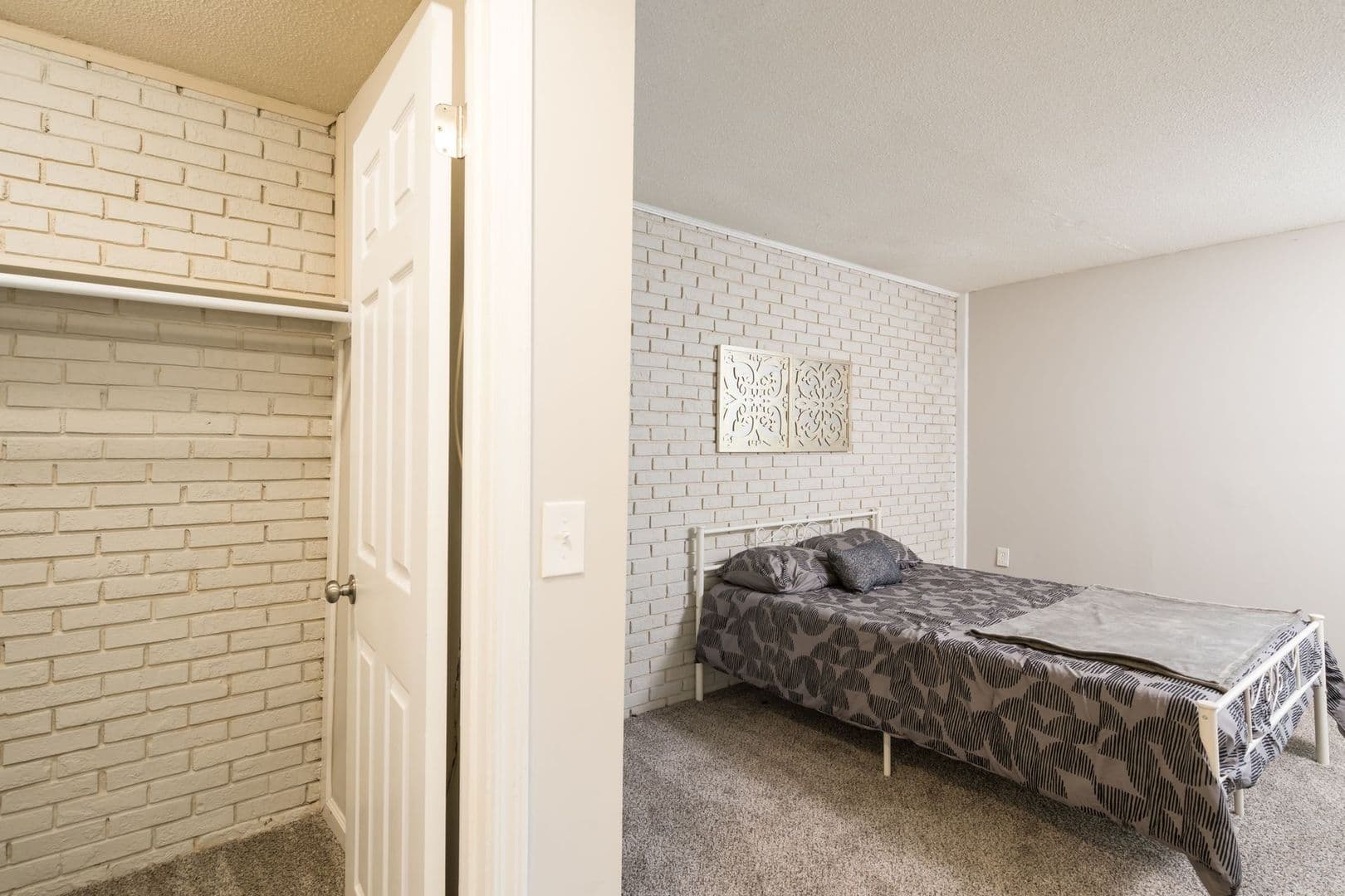 Columbia Apartment: 504 S Beltline Blvd.