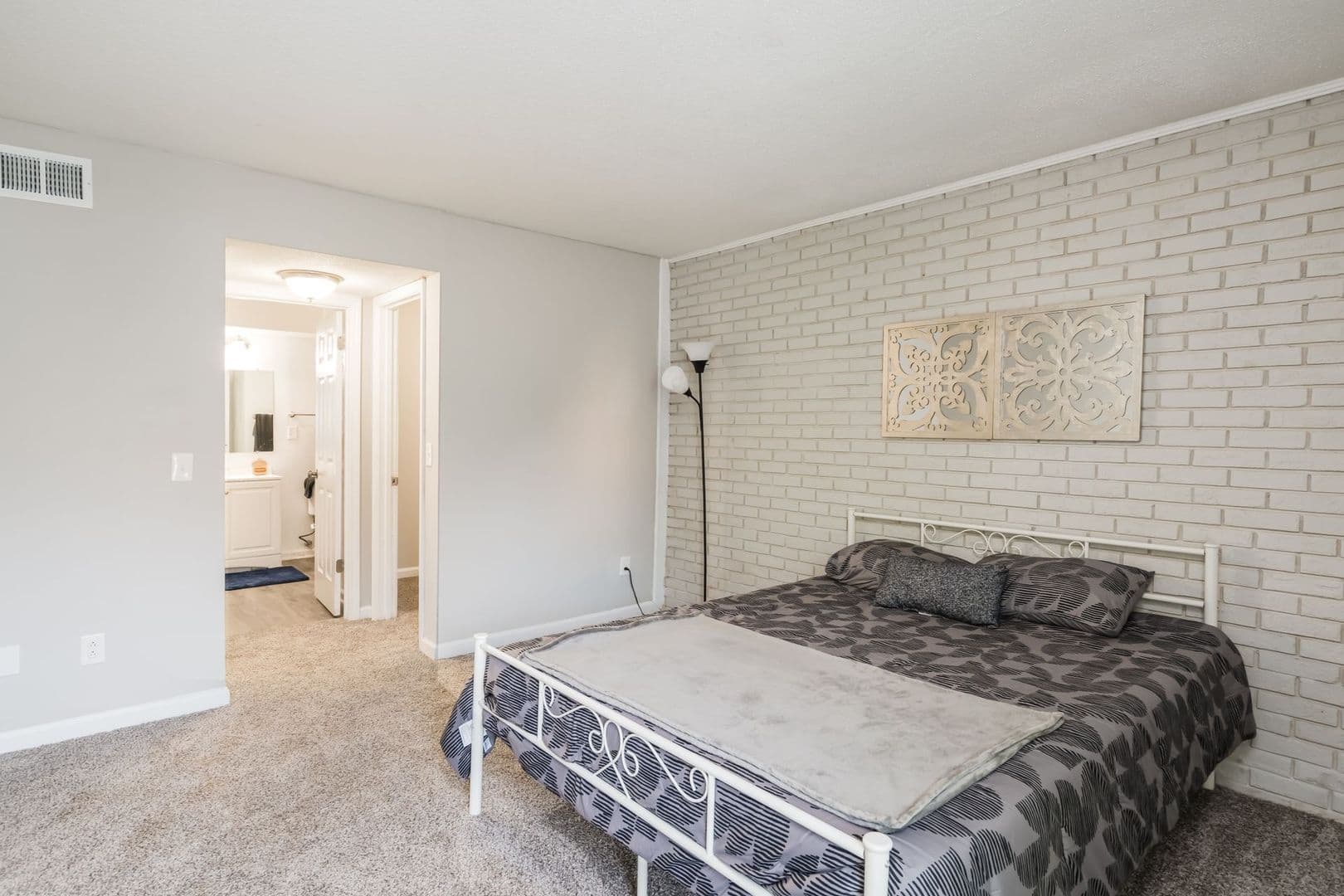 Columbia Apartment: 504 S Beltline Blvd.