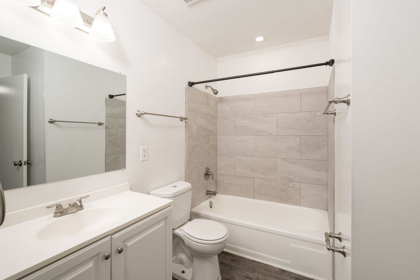 Columbia Apartment: 504 S Beltline Blvd.