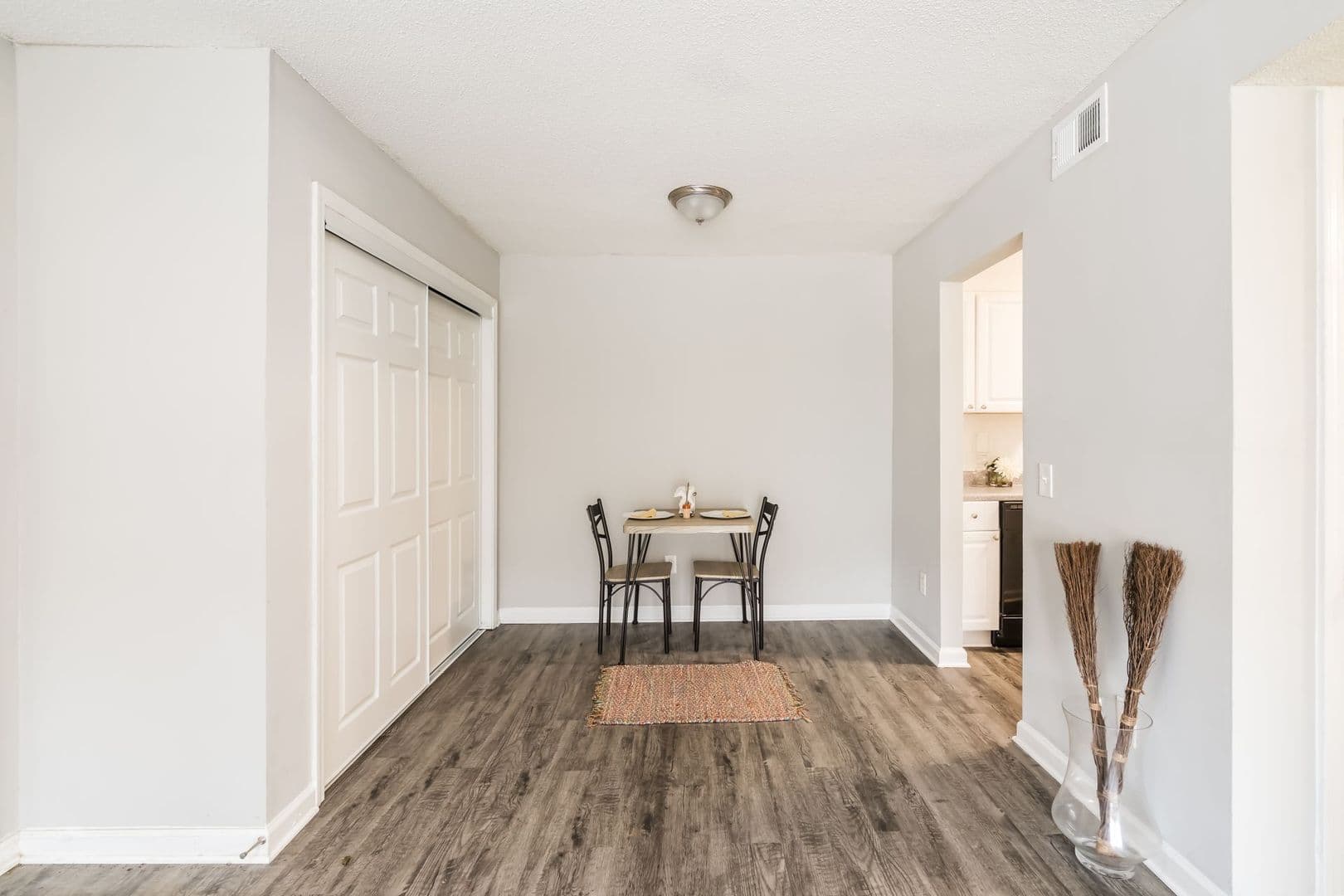 Columbia Apartment: 504 S Beltline Blvd.
