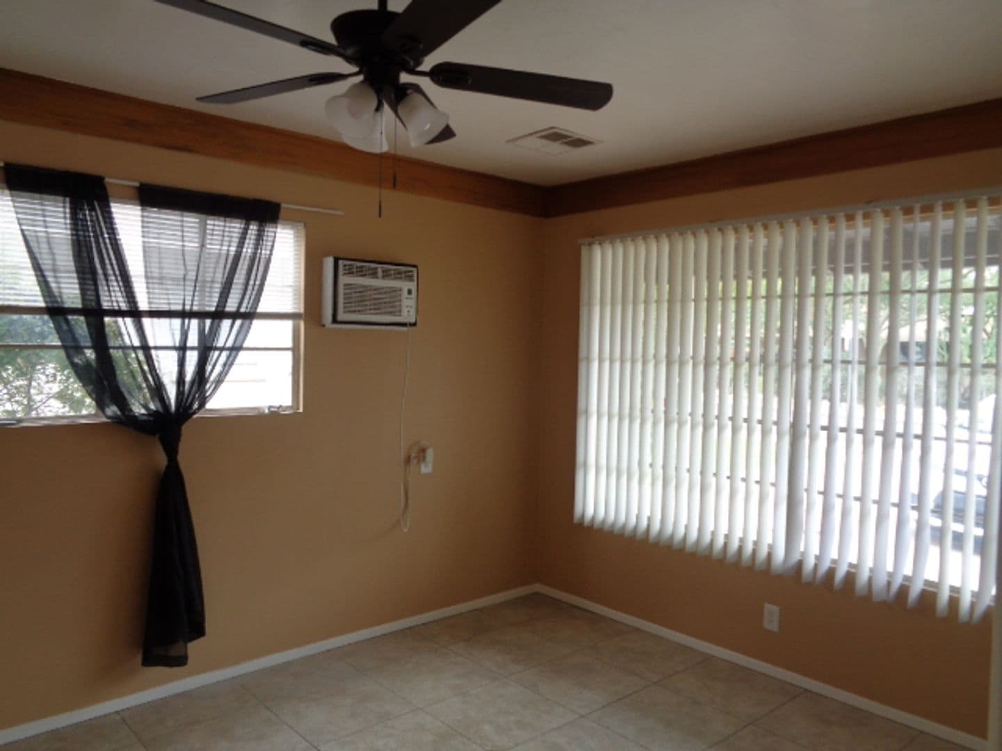 Phoenix Apartment: 2614 E. Pierson St.