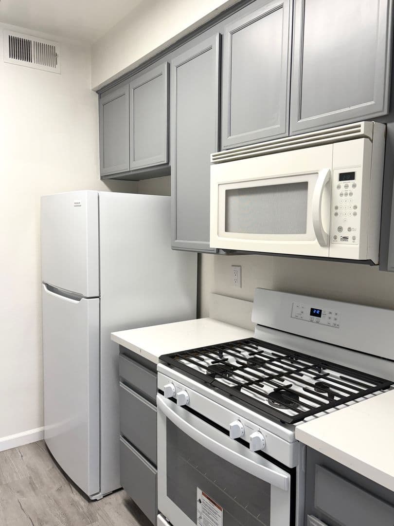 Los Angeles Apartment: 2481 S. Corinth Avenue