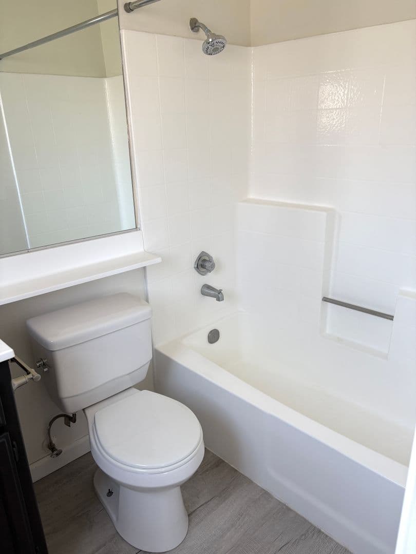 Los Angeles Apartment: 2481 S. Corinth Avenue