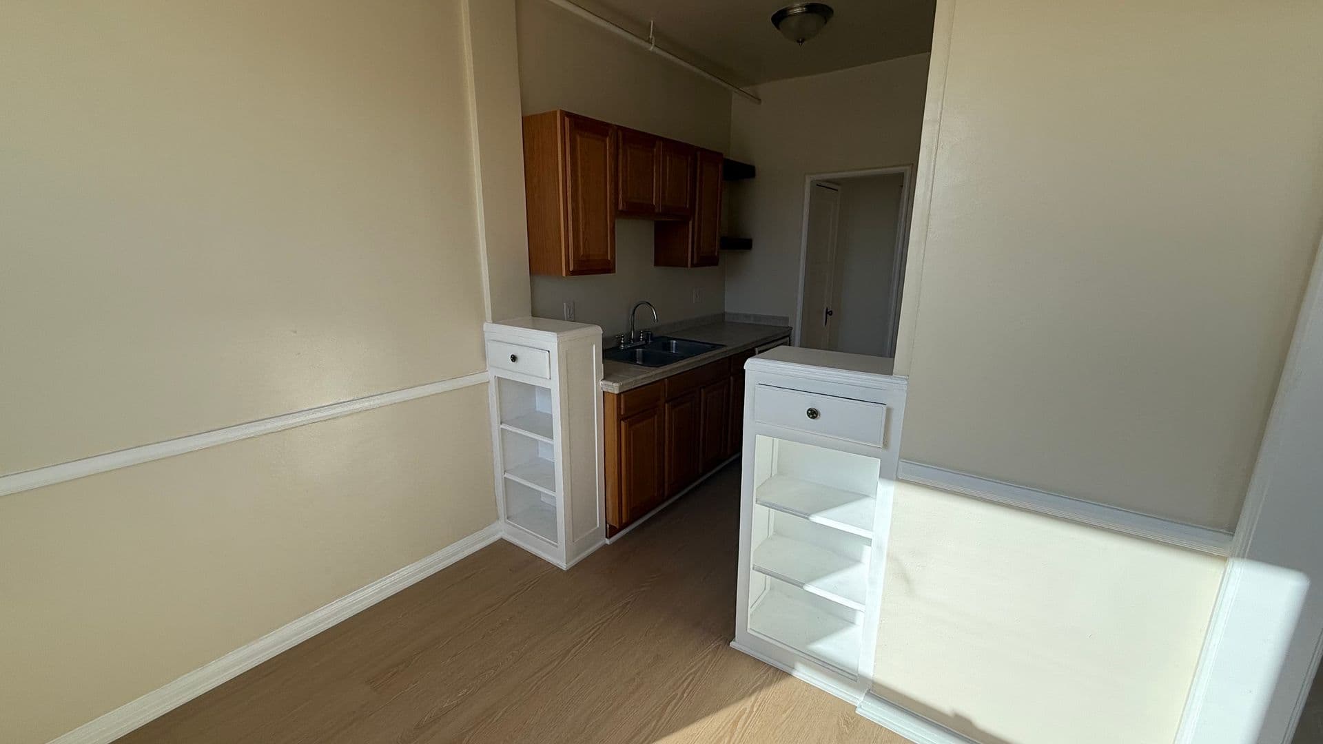 Los Angeles Apartment: 1036 Menlo Avenue