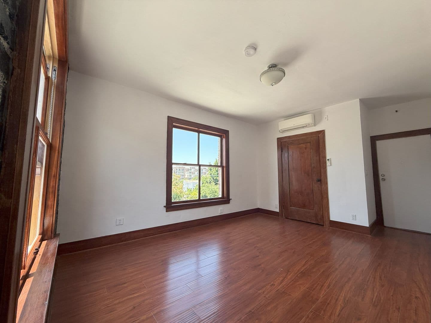 Los Angeles Apartment: 1305 Ingraham Street