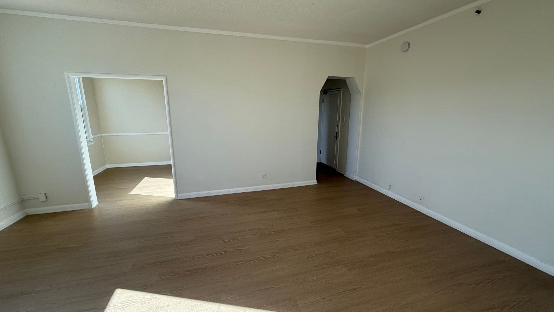 Los Angeles Apartment: 1036 Menlo Avenue