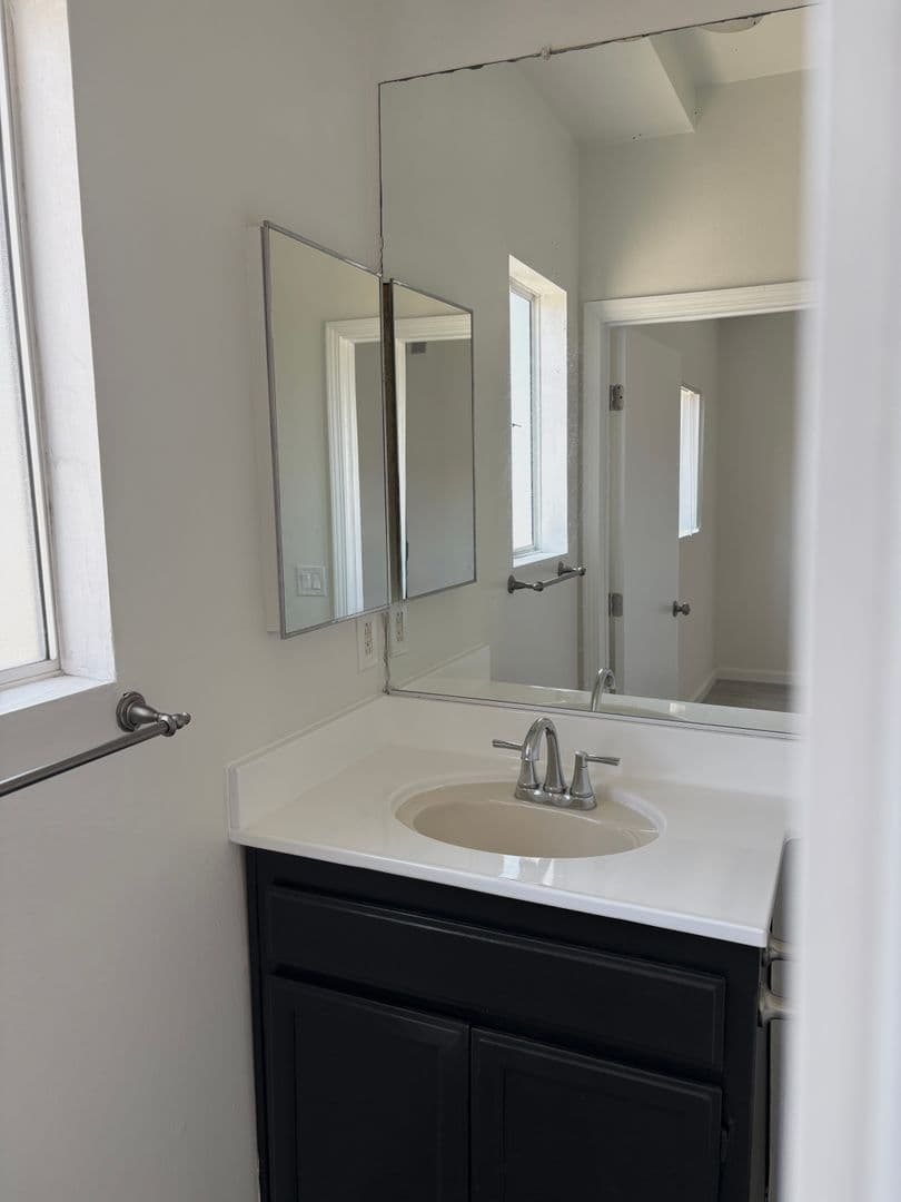Los Angeles Apartment: 2481 S. Corinth Avenue