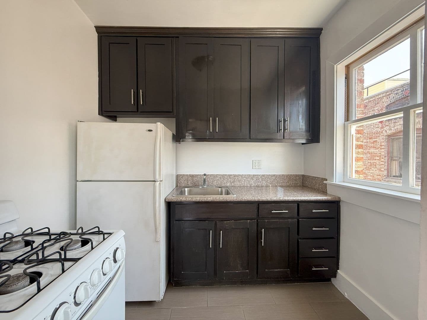 Los Angeles Apartment: 1305 Ingraham Street