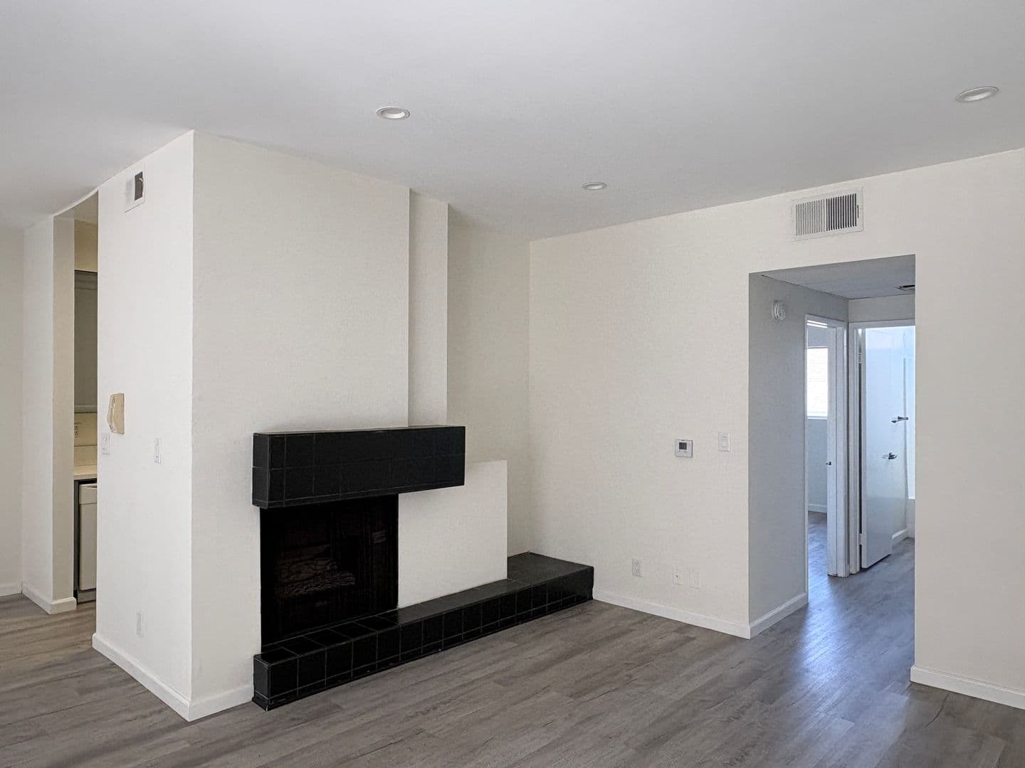 Los Angeles Apartment: 2481 S. Corinth Avenue