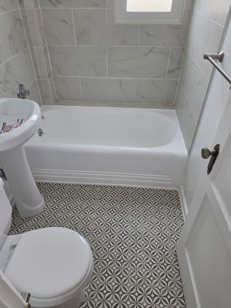 Los Angeles Apartment: 1036 Menlo Avenue