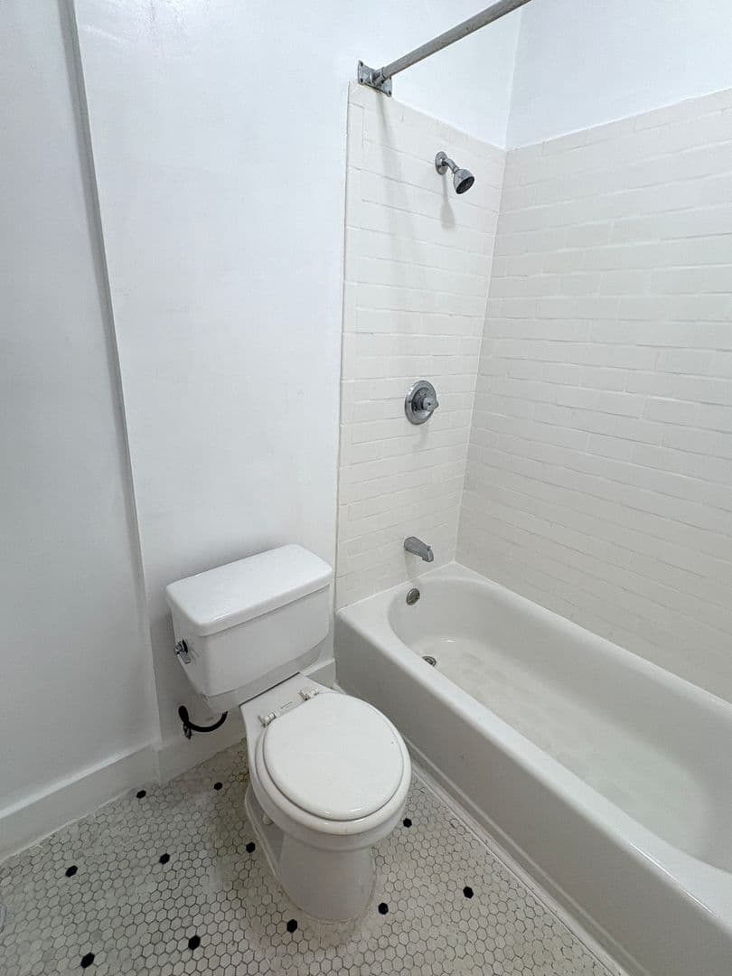 Los Angeles Apartment: 1305 Ingraham Street