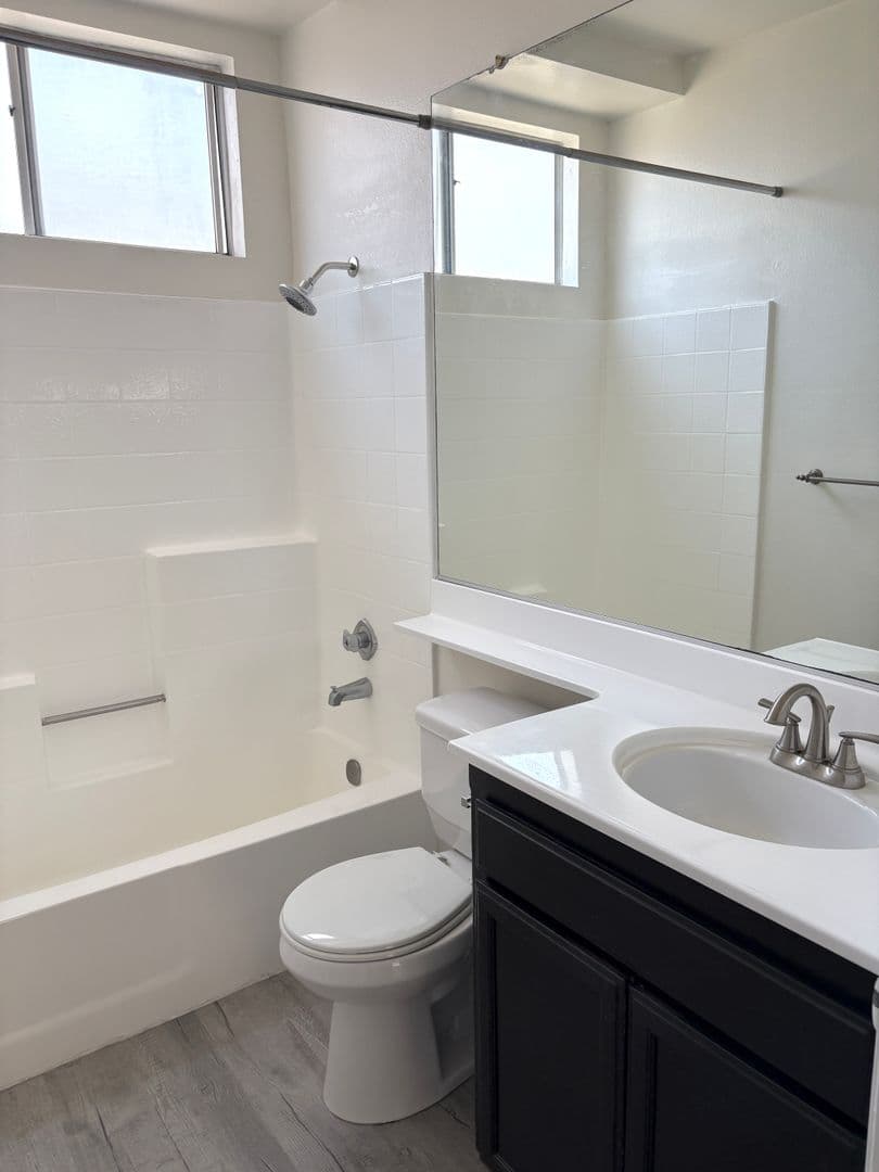 Los Angeles Apartment: 2481 S. Corinth Avenue
