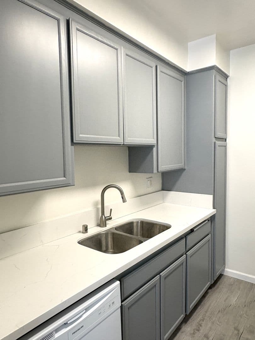 Los Angeles Apartment: 2481 S. Corinth Avenue