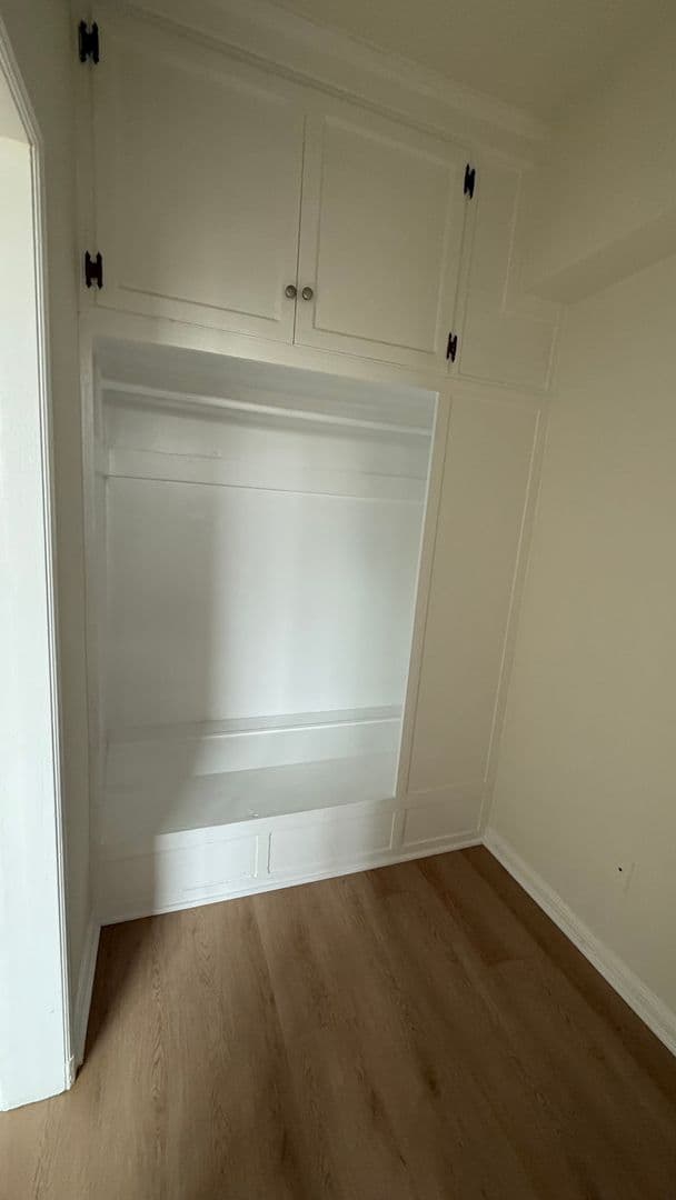 Los Angeles Apartment: 1036 Menlo Avenue