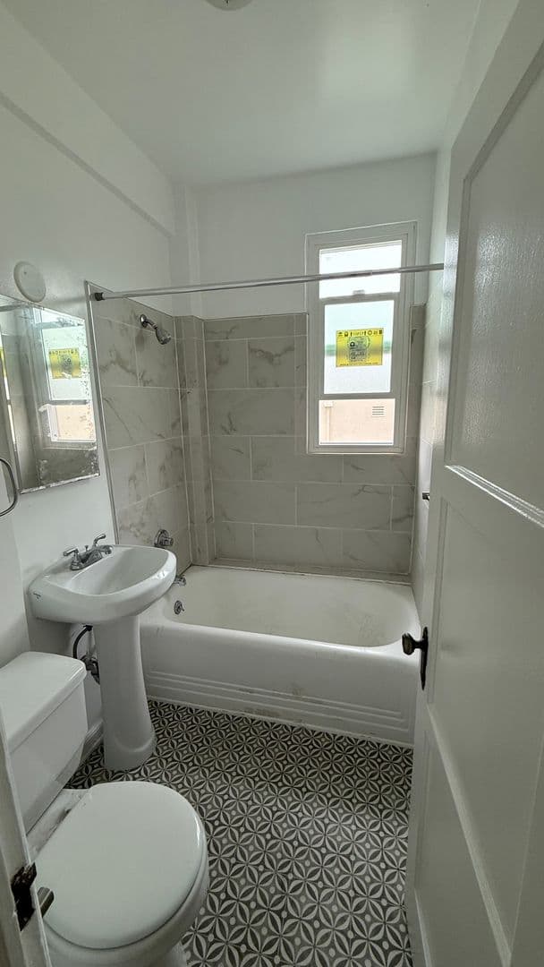 Los Angeles Apartment: 1036 Menlo Avenue