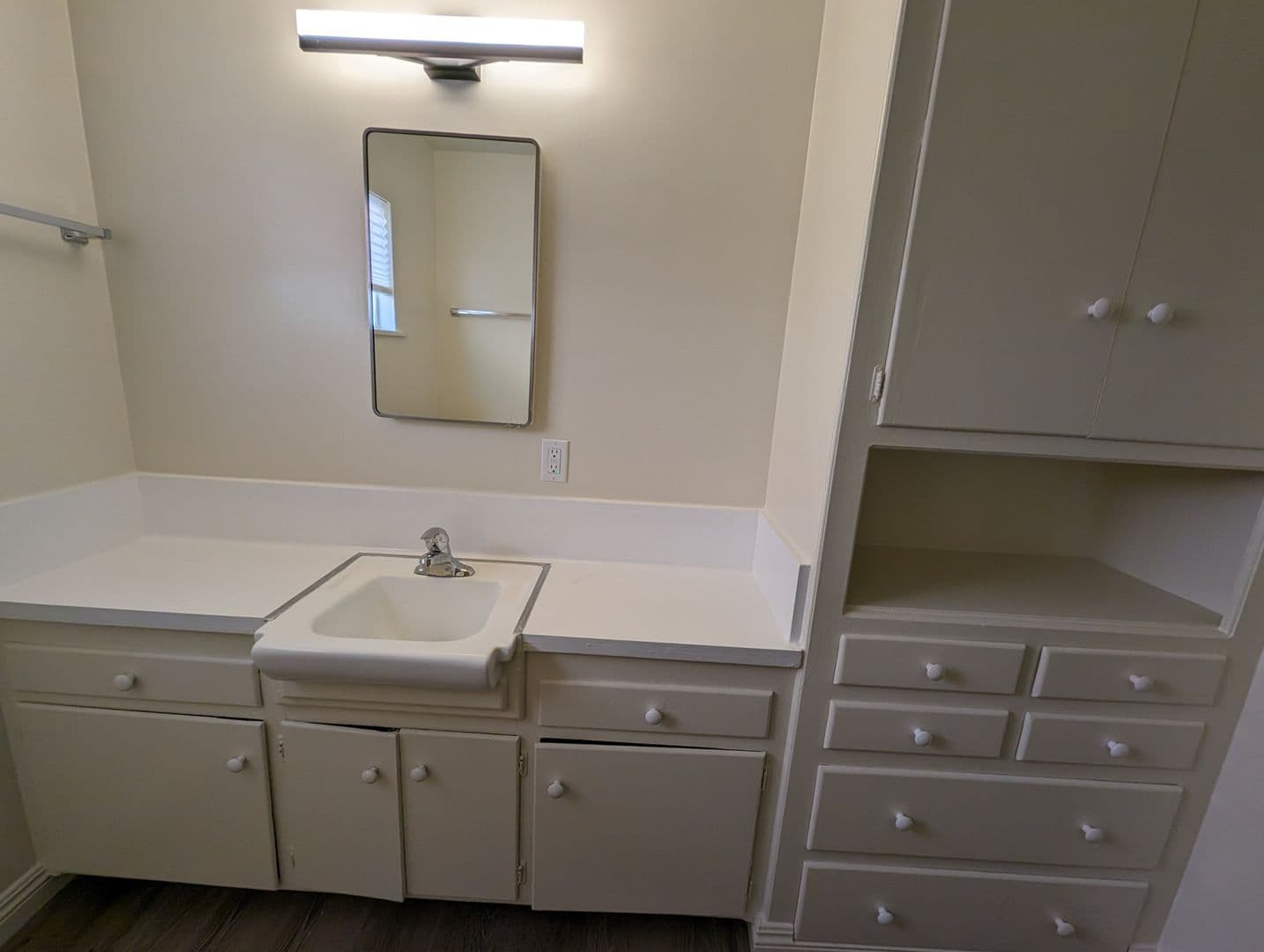 Pasadena Apartment: 250 N. Oakland Ave.