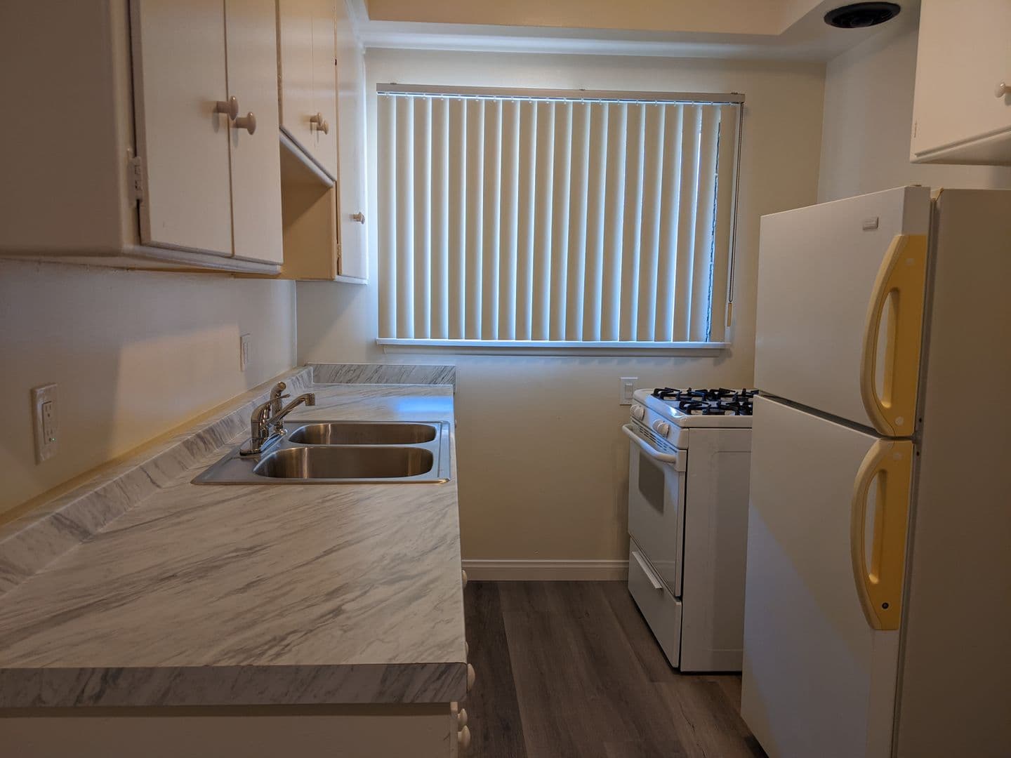 Pasadena Apartment: 250 N. Oakland Ave.