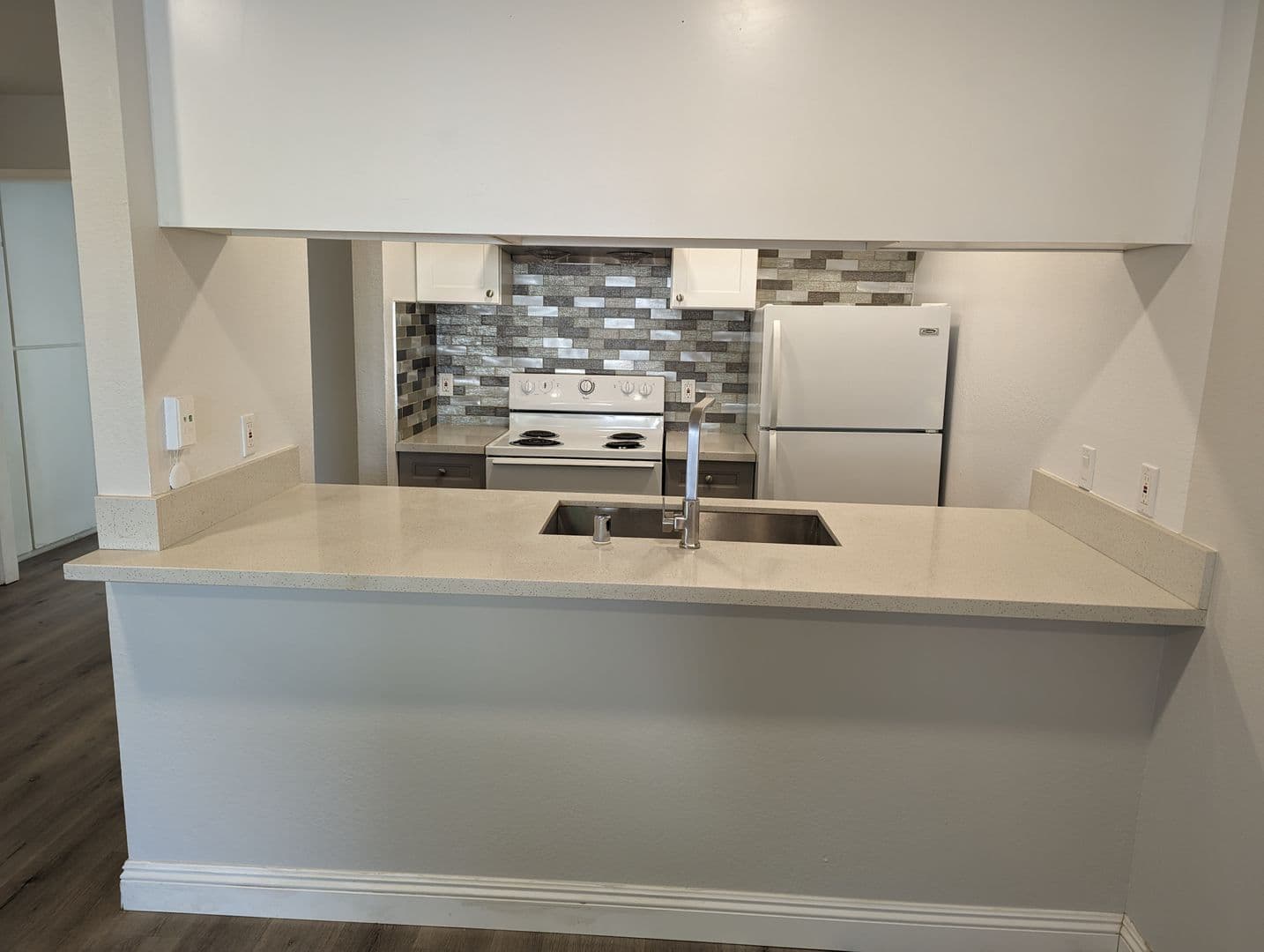 Pasadena Apartment: 666-670 N. Hill Ave.