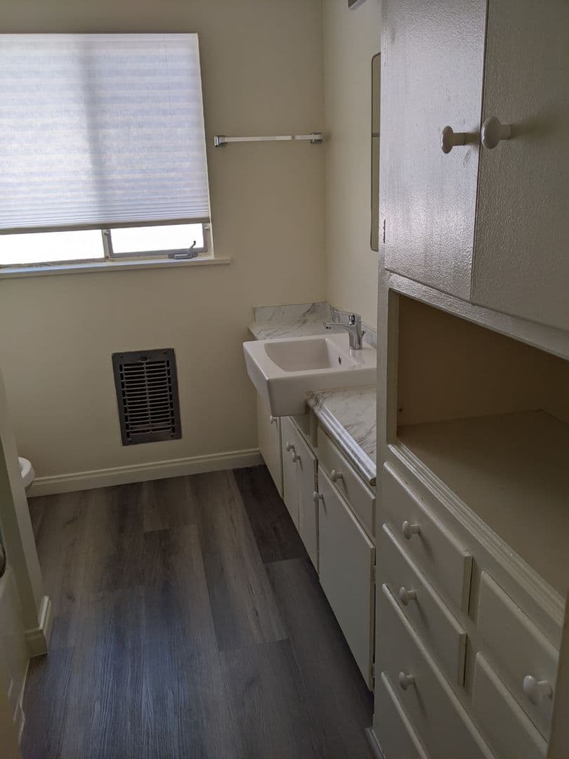 Pasadena Apartment: 250 N. Oakland Ave.