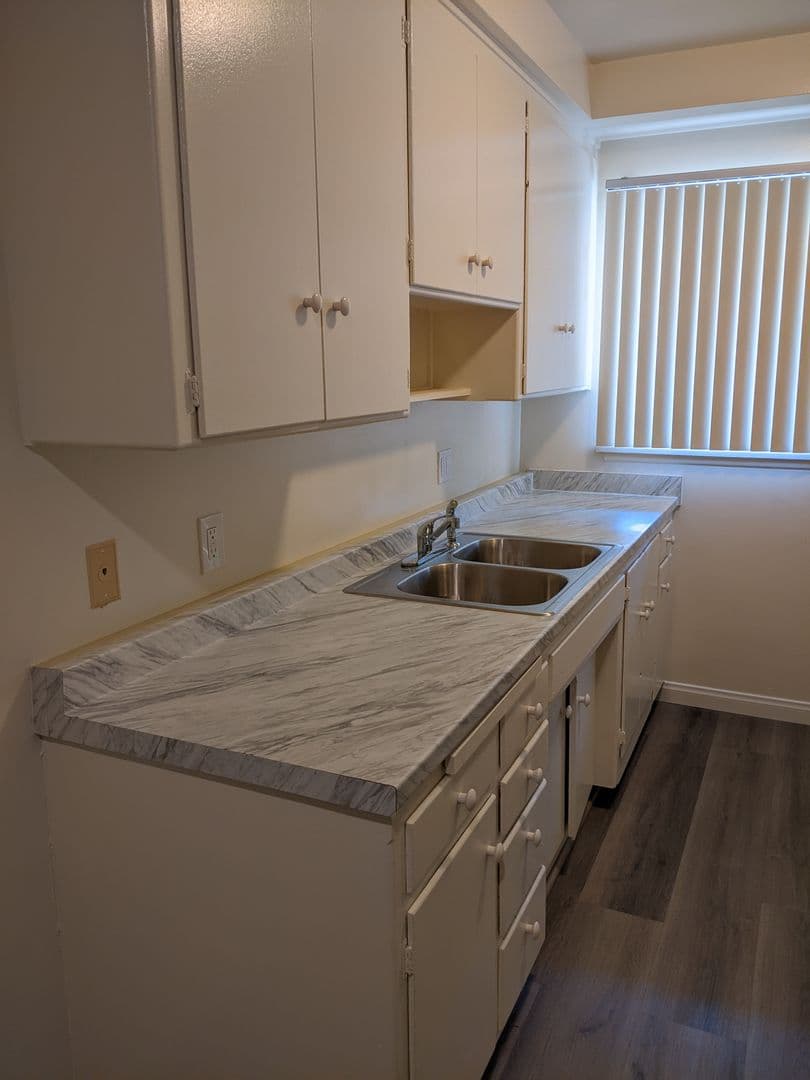 Pasadena Apartment: 250 N. Oakland Ave.