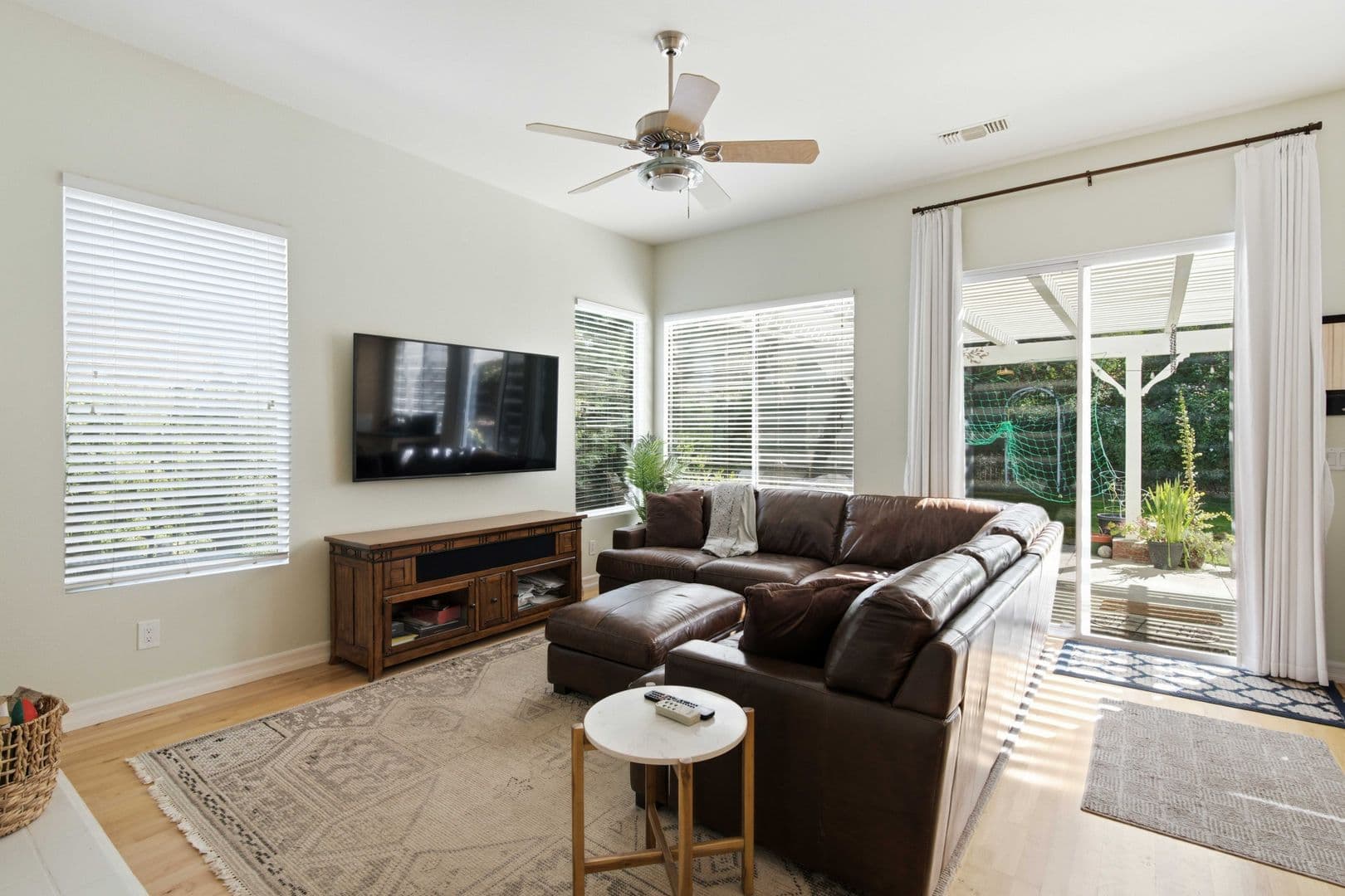 Saugus House: 28587 Haskell Canyon Road