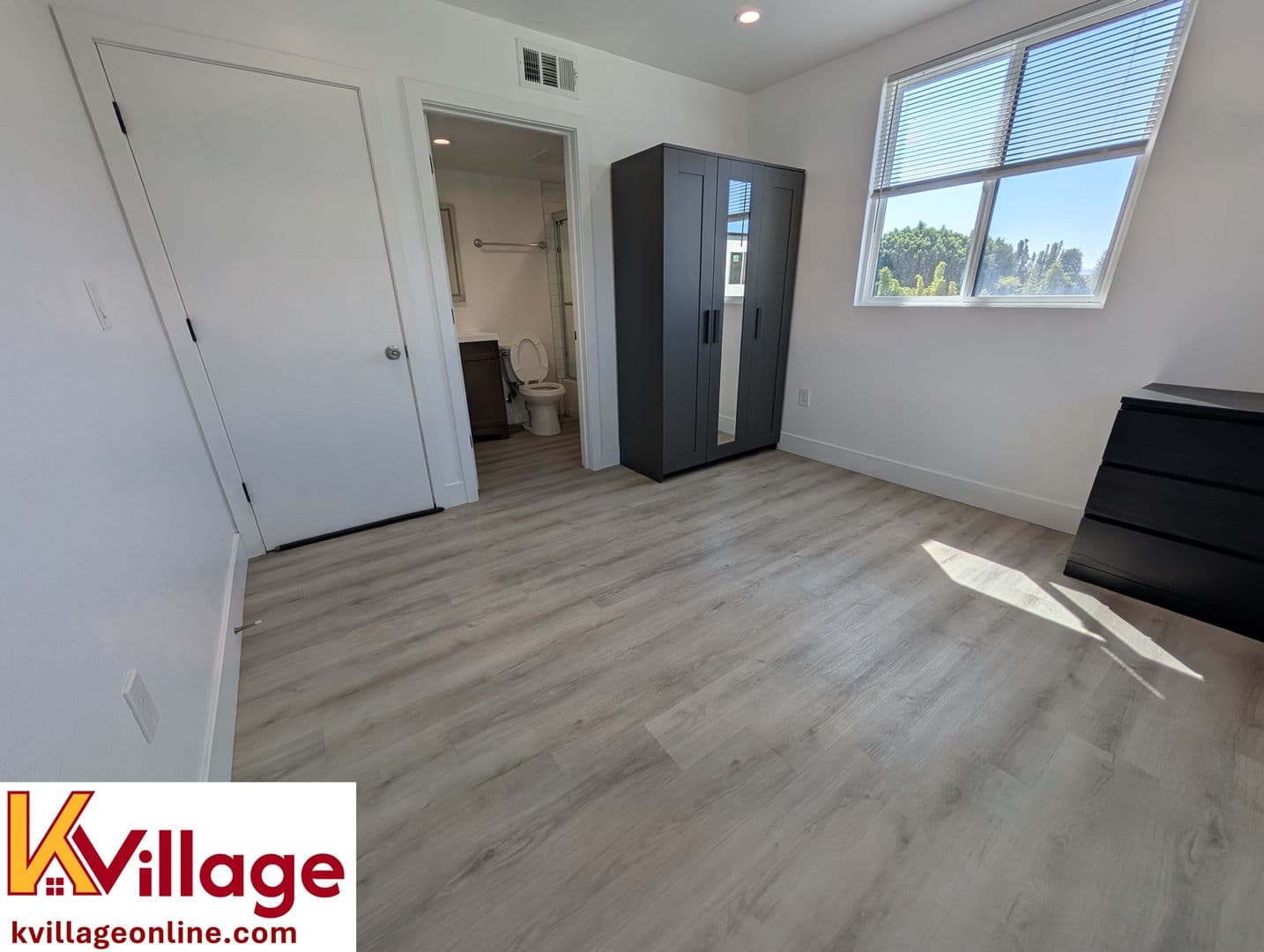 LOS ANGELES Apartment: 1575 1/2 W 37TH PL - 302