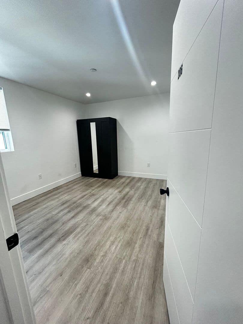 LOS ANGELES Apartment: 1575 1/2 W 37TH PL - 206