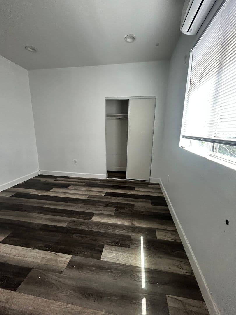 LOS ANGELES Apartment: 1565 W 36TH ST
