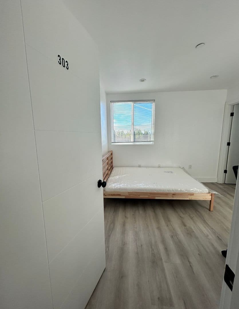 LOS ANGELES Apartment: 1575 1/2 W 37TH PL - 303