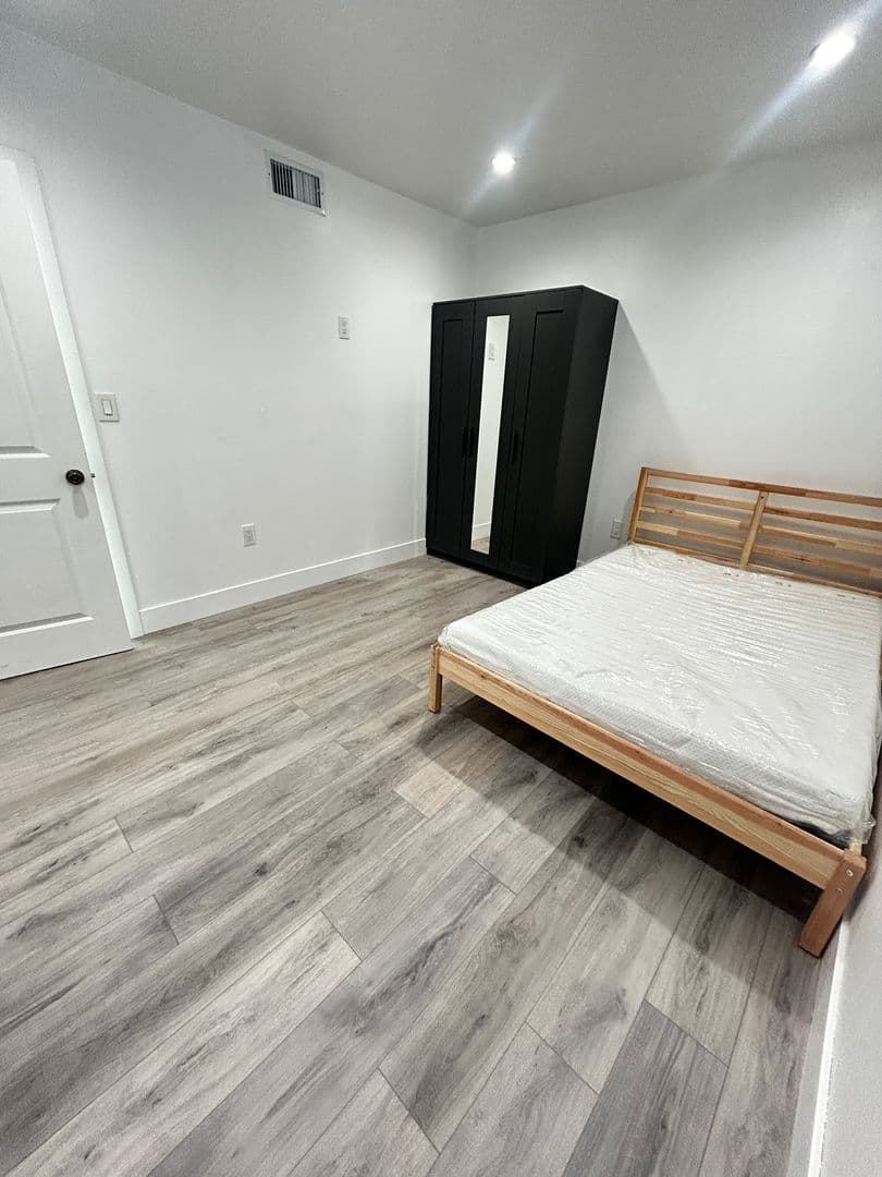 LOS ANGELES Apartment: 1571  W 37TH PL
