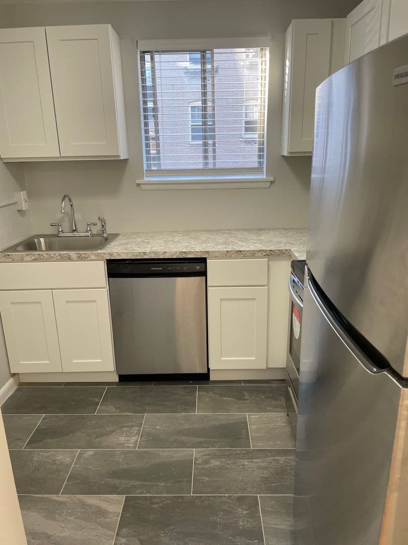 West Hartford Apartment: 698 Farmington Avenue