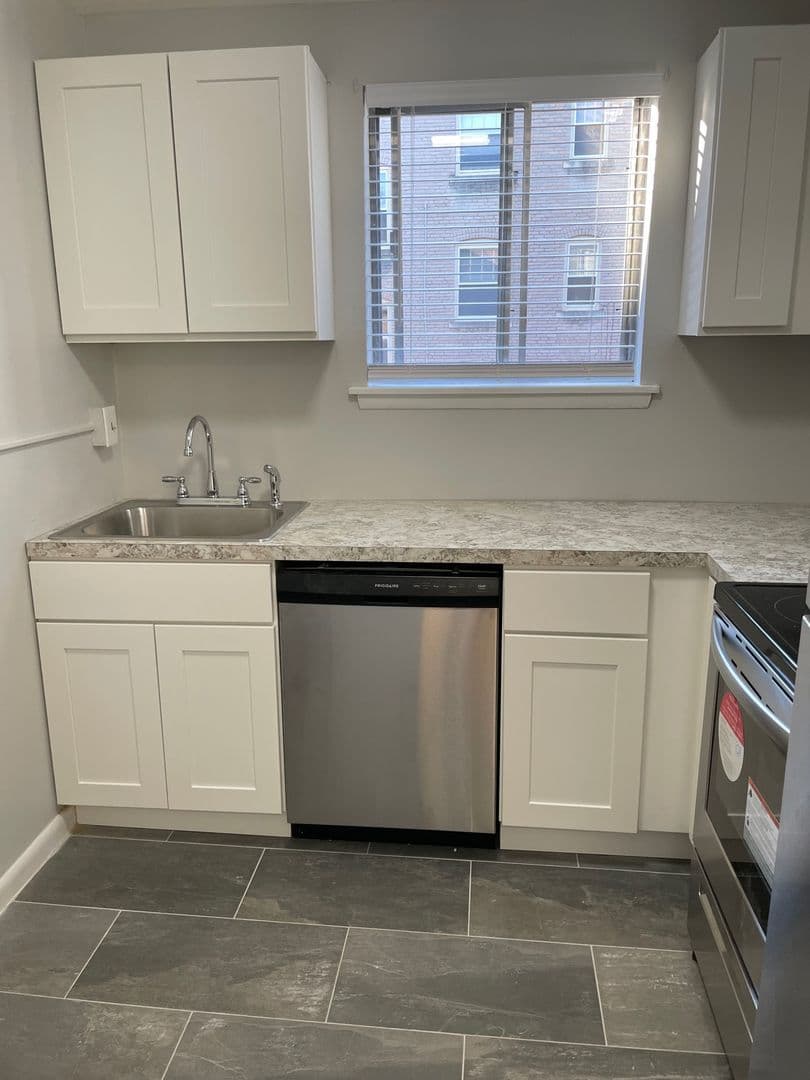 West Hartford Apartment: 698 Farmington Avenue